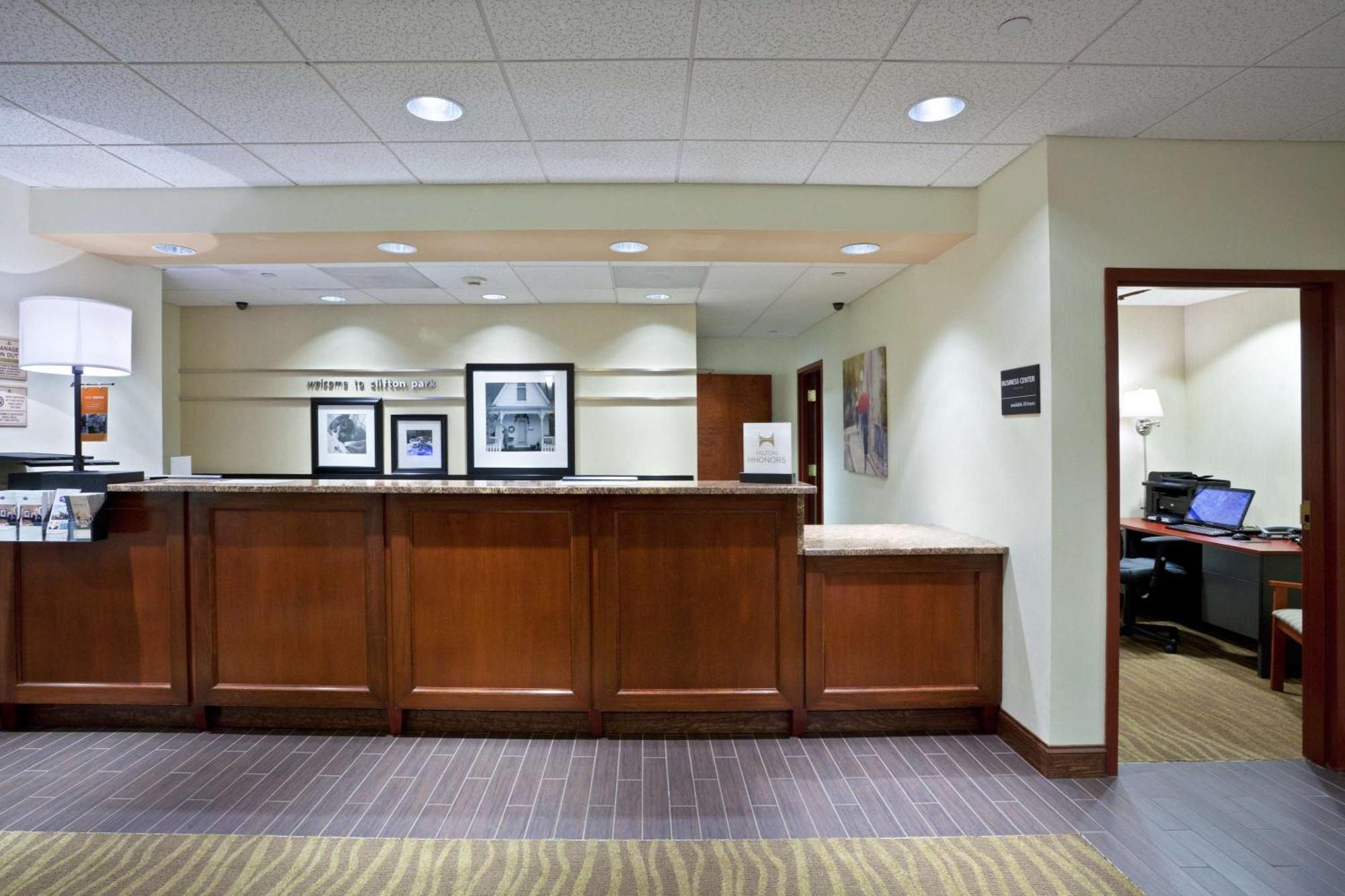 Hampton Inn Клифтън Парк Екстериор снимка